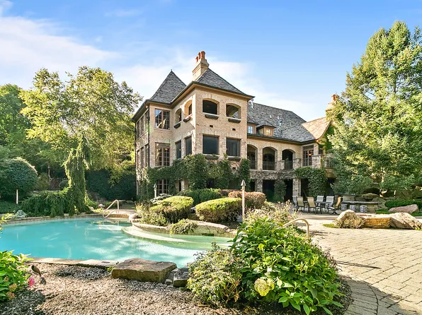 4N665 Ware Woods Dr, St Charles, IL 60175