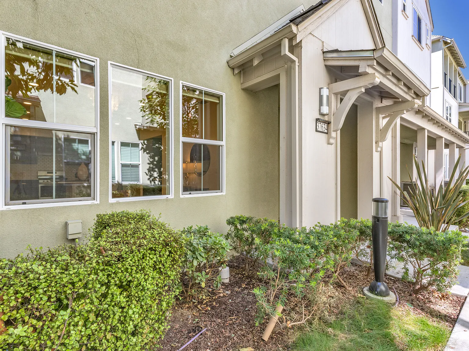 4 bed, 3.5 bath, 1829 sqft, $4,800 — Photo 2