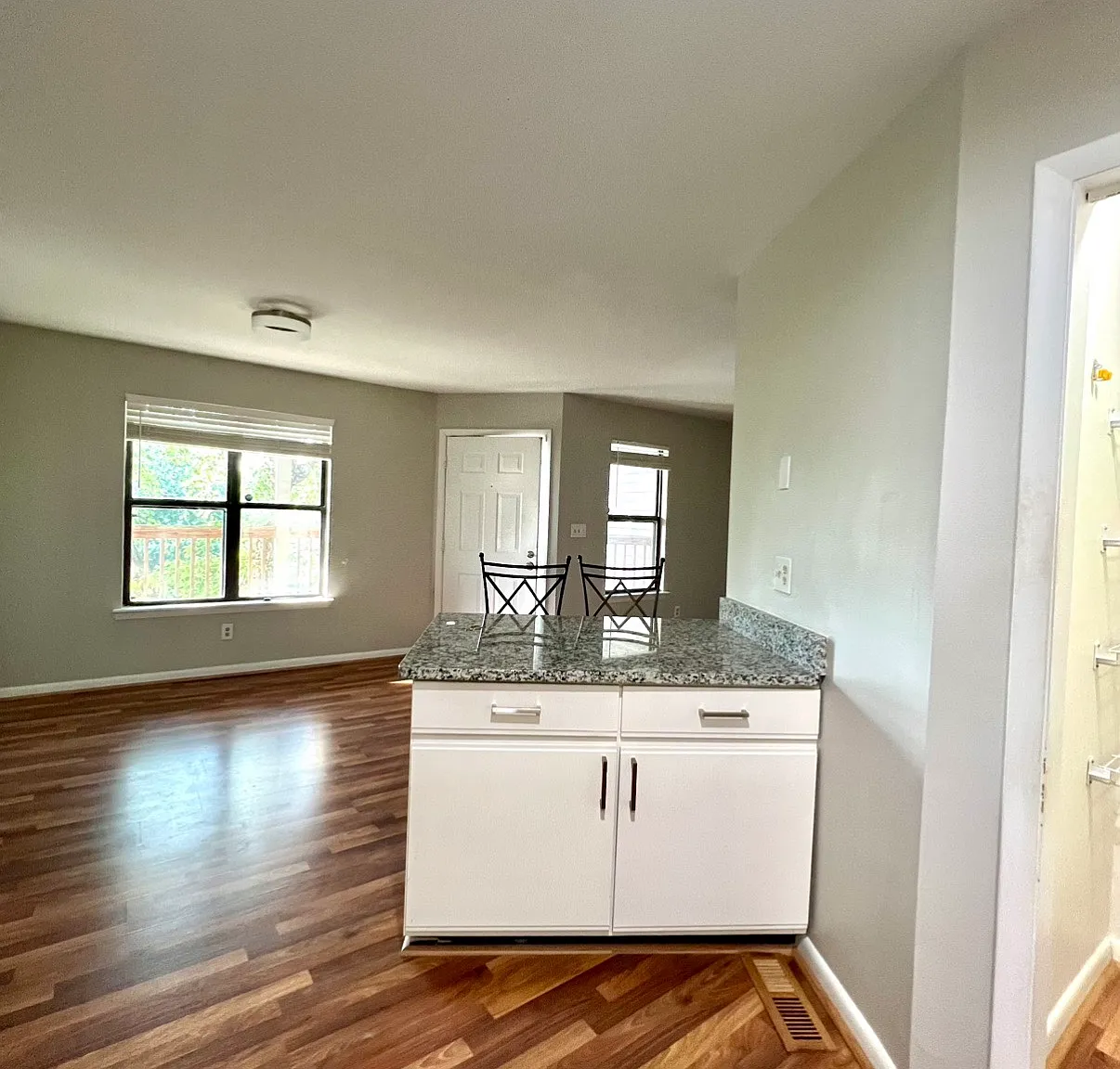 2 bed, 1001 sqft, $1,895 — Photo 4