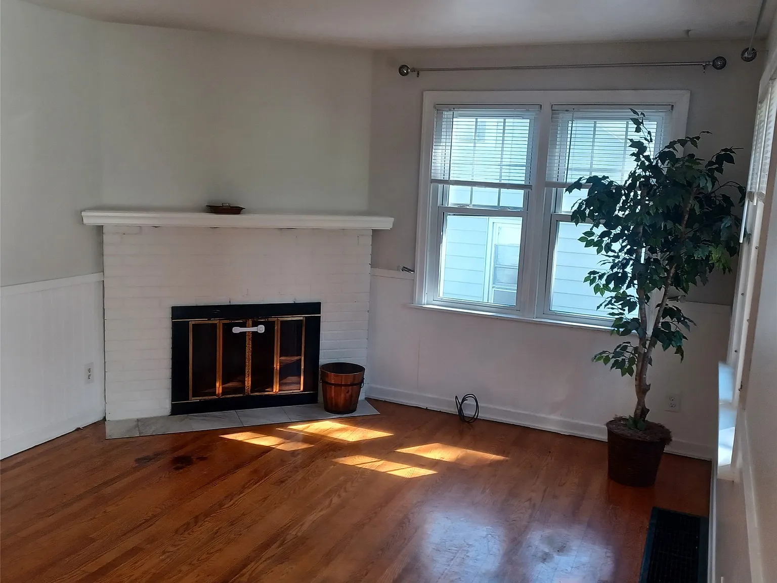 3 bed, 1.0 bath, 1600 sqft, $1,850 — Photo 4