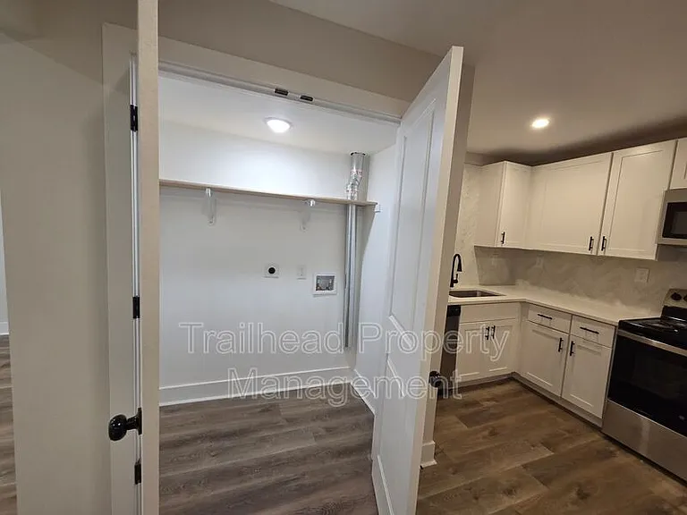 1107 W 40th St #1 — Photo 9