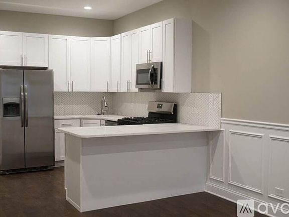 3rd image of 3309 N Sacramento Ave #2