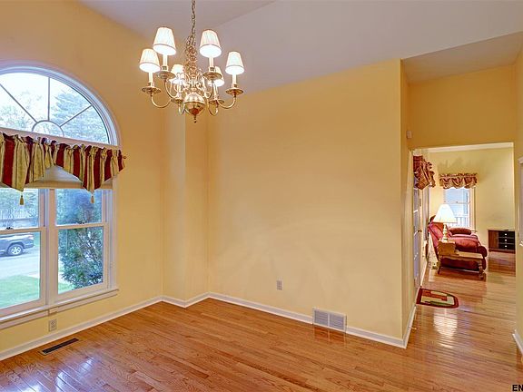 4th image of 28 Sarazen St