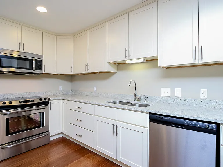 Harbor Hill Apartments — Photo 11