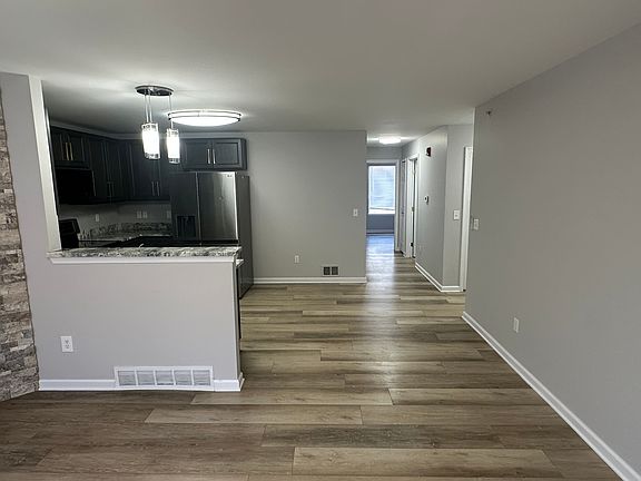 4th image of 43097 Burlington Dr