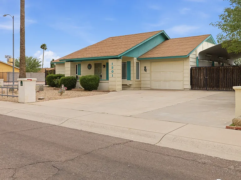 1301 W Montoya Ln — Photo 4