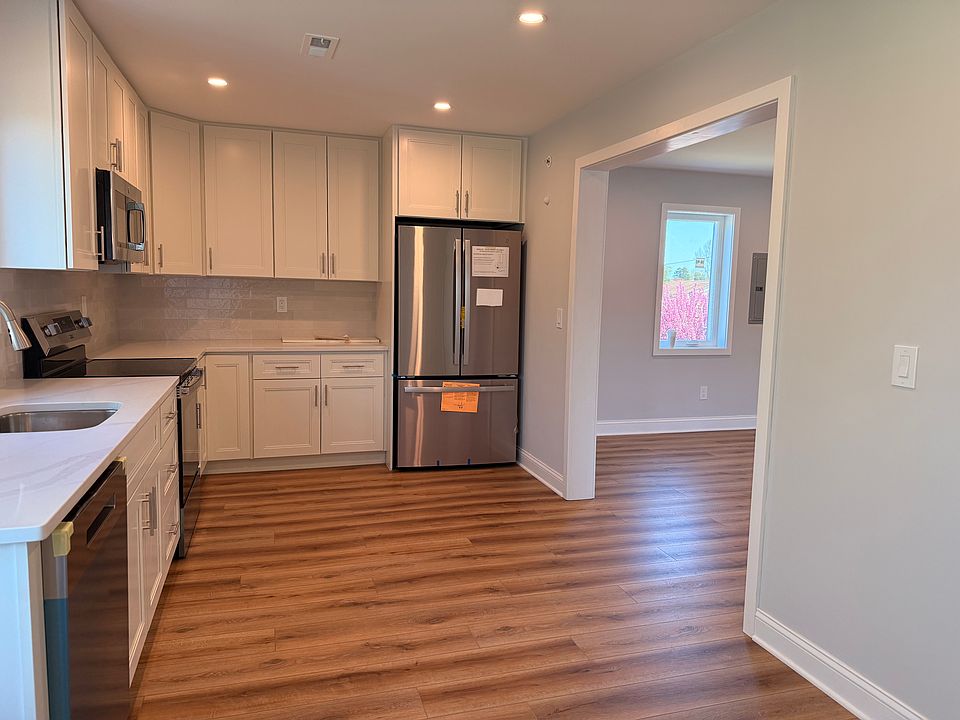1st image of 142 3rd Ave Floor 2