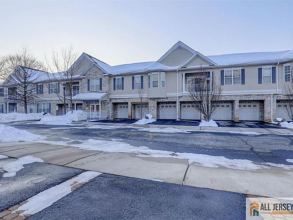 2nd image of 215 Bloomsbury Dr
