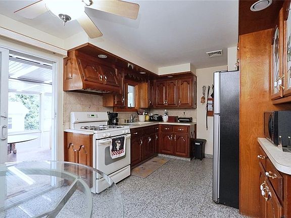3rd image of 1119 Targee St