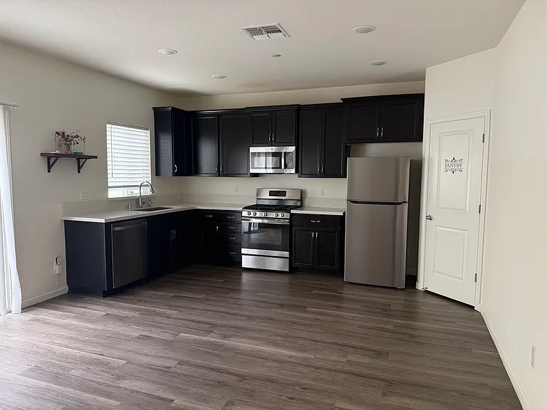 1413 Silverbell Dr — Photo 2