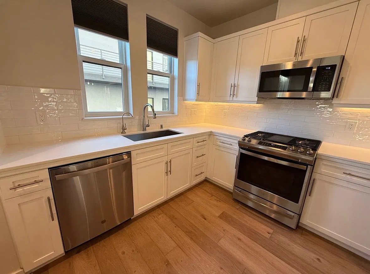 2375 Victoria Ave — Photo 4