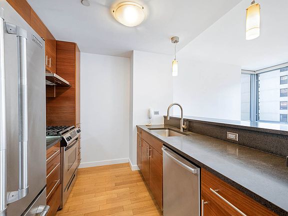 4th image of 225 W 60th St APT 8F
