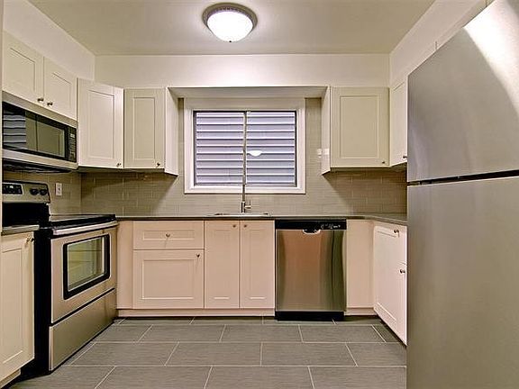 4th image of 425 5th St Unit 2
