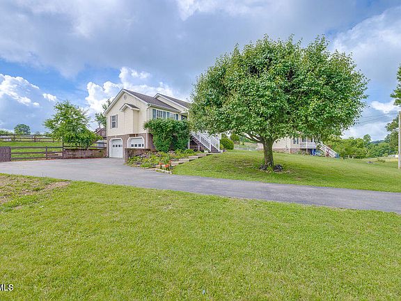 3rd image of 18 Audrey Ln