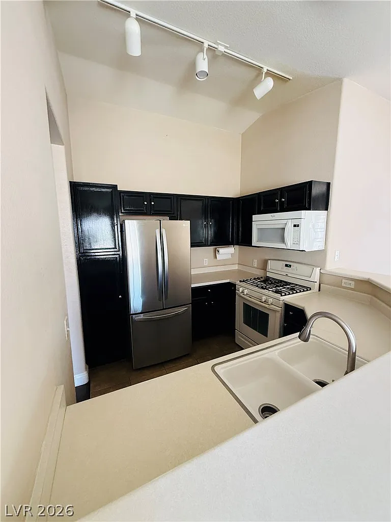 3 bed, 2.0 bath, 1377 sqft, $1,850 — Photo 3