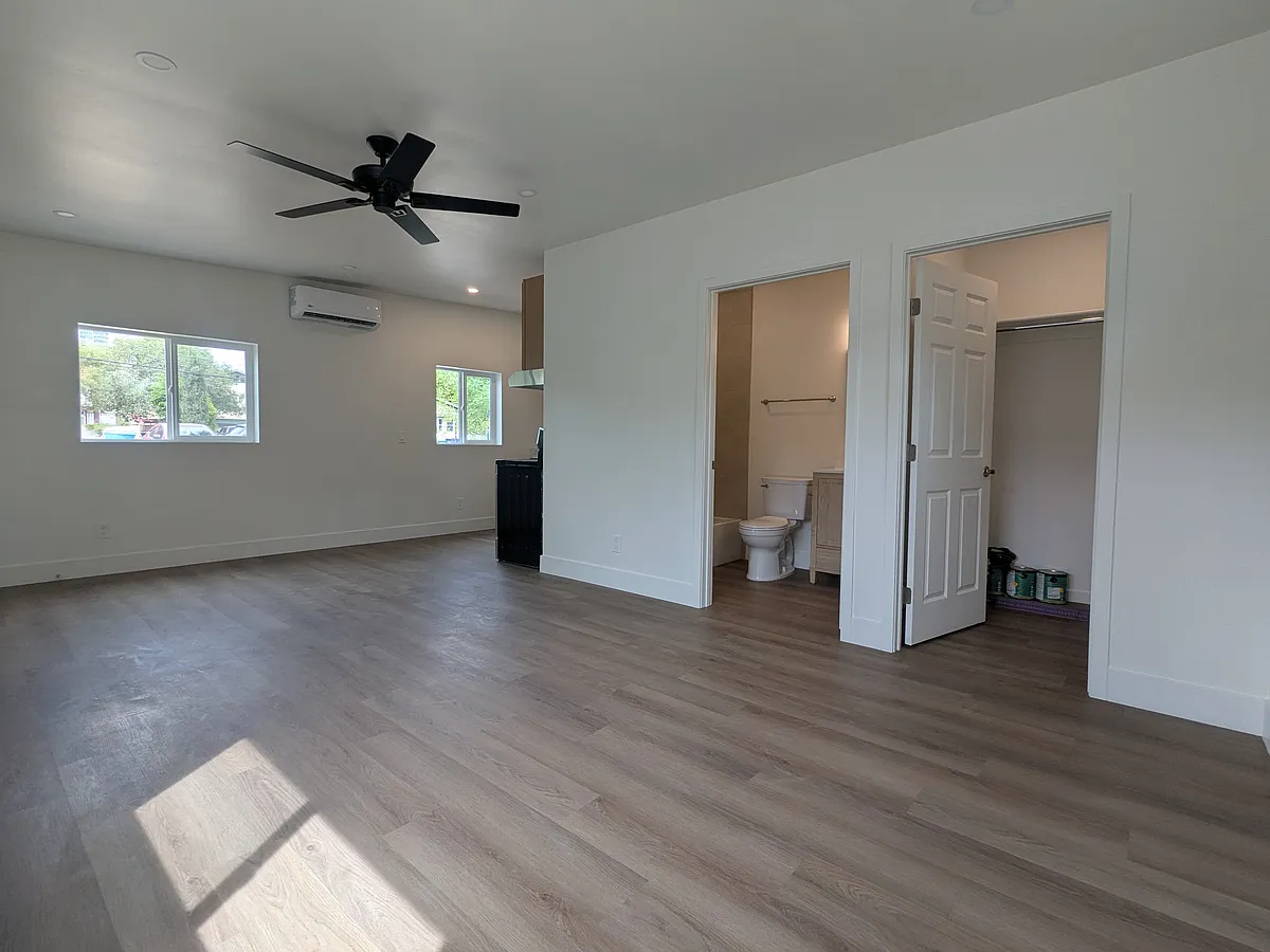 Building Photo - 1002 S Ash Ave #1