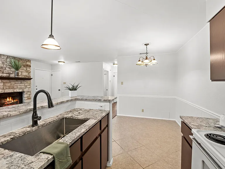 9807 Hundred Oaks Cir #B — Photo 10