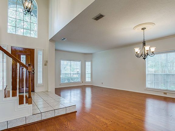 3rd image of 2322 Oak Castle