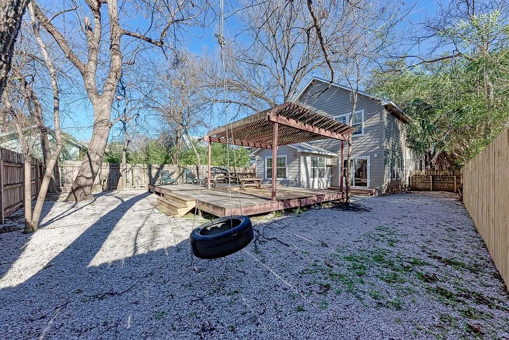 6 bed, 2400 sqft, $6,000 — Photo 2