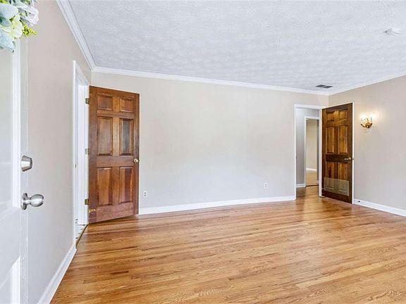4th image of 4256 Hamilton Mill Rd