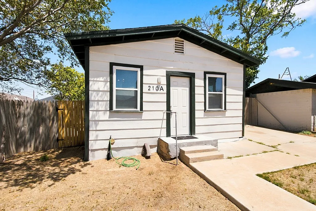 1 bed, 1.0 bath, 600 sqft, $950 — Photo 2