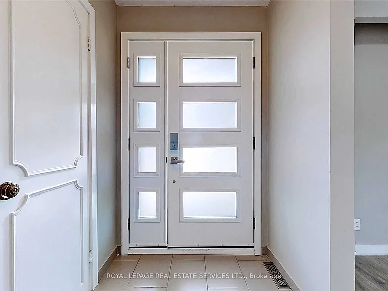 4 McMaster Ave — Photo 33