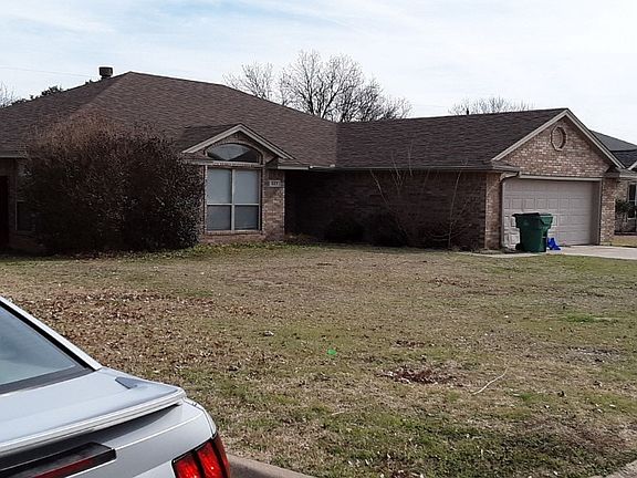 3rd image of 823 Sugarbush Ln