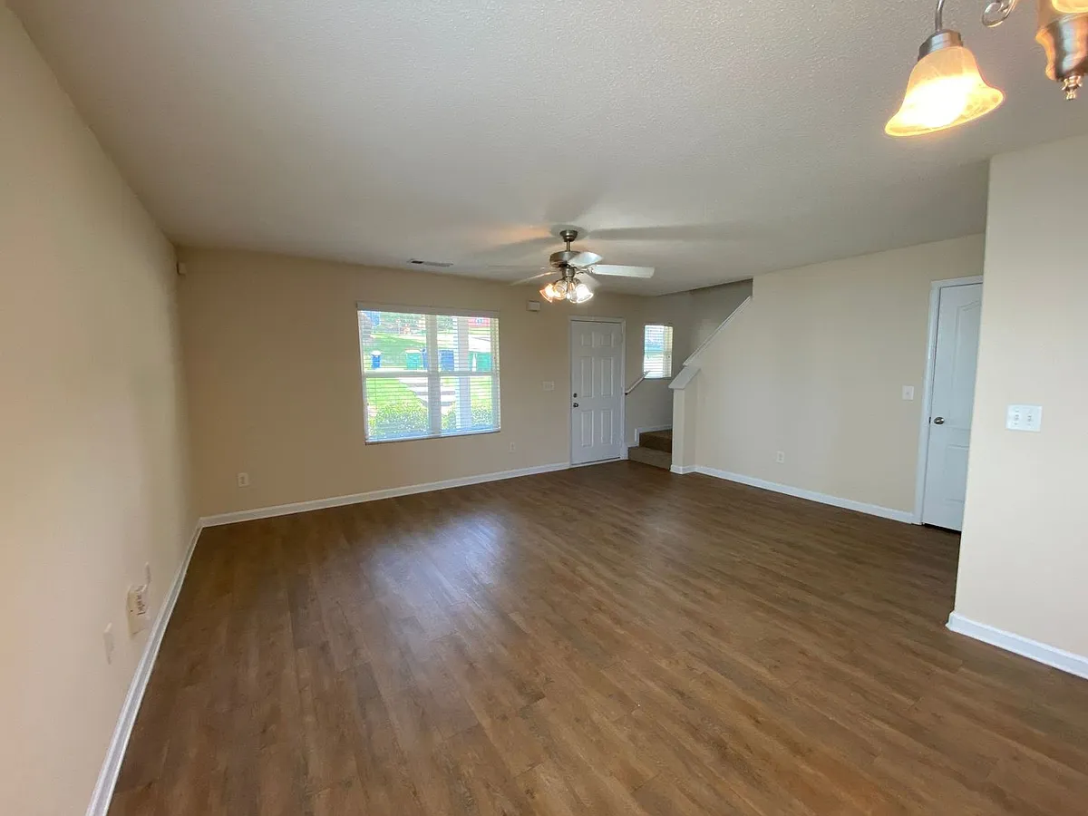 Building Photo - 136 Fern Ridge Ct