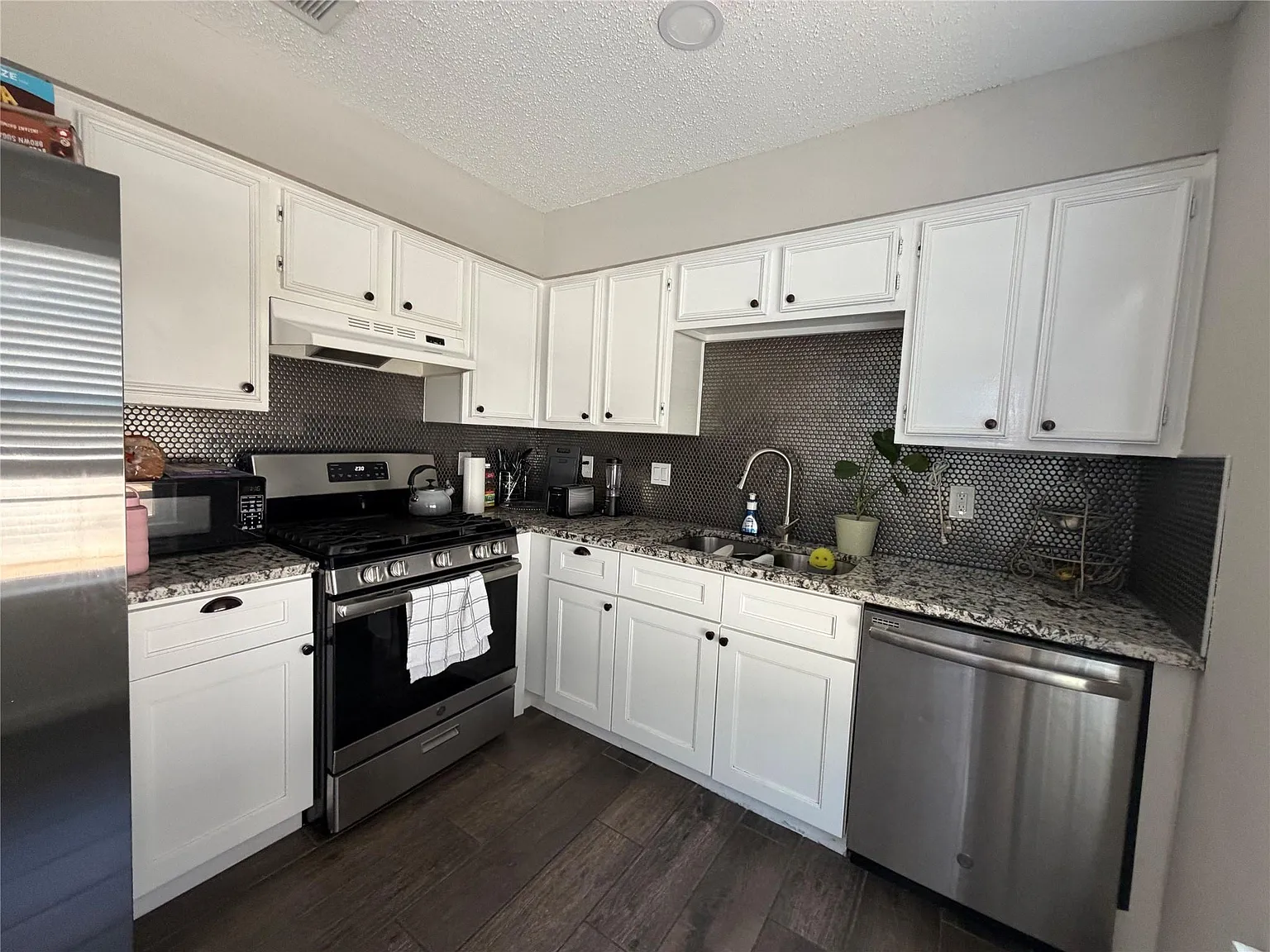 2 bed, 1.0 bath, 886 sqft, $1,595 — Photo 2