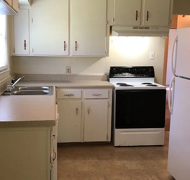806 Carlisle Ave — Photo 2
