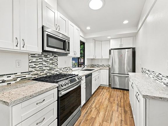 4th image of 910 La Fiesta Ln
