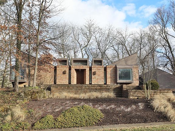 2nd image of 867 Clayton Dr