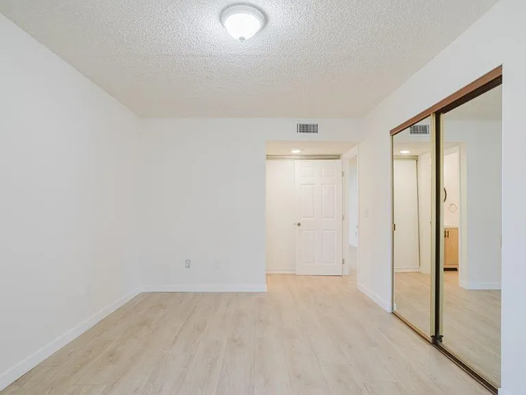 914 E Elk Ave #3 — Photo 30