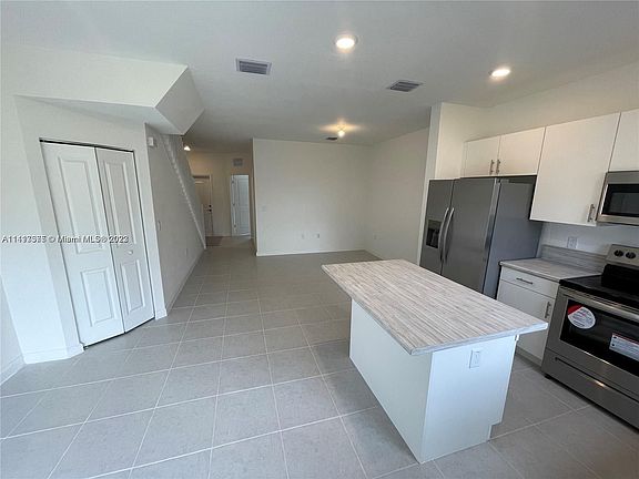 5th image of 883 NE 211th St #833