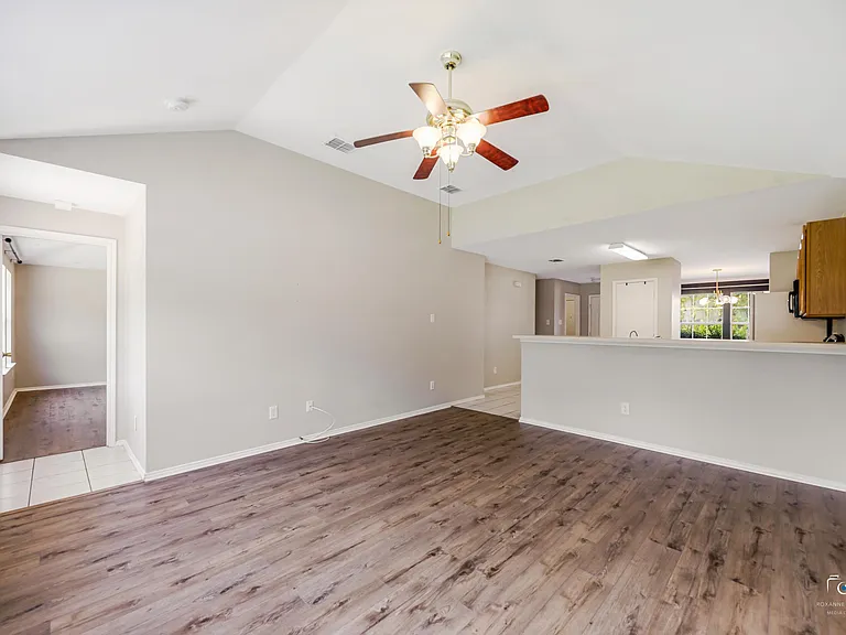 1637 Elm St — Photo 10