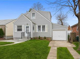 81-44 256th St, Glen Oaks, NY 11004