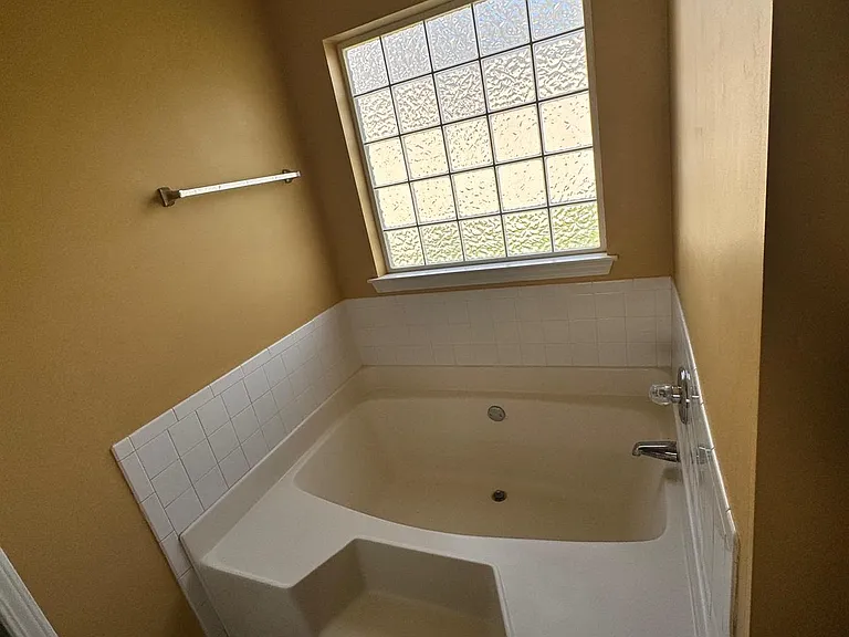 Primary Bath-Jacuzzi Tub