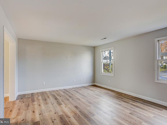 3rd image of 8 Russet Ln