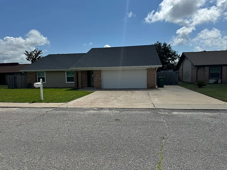 907 Lee Ct — Photo 2