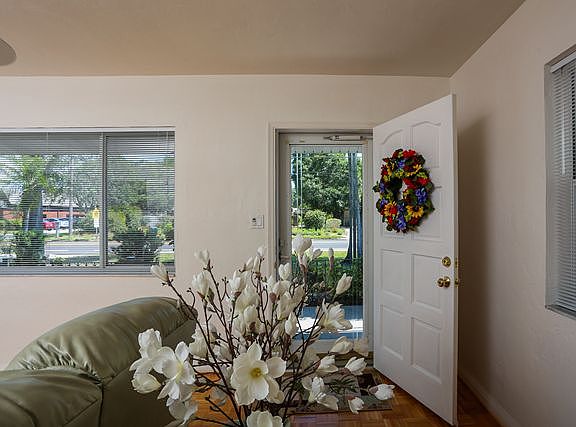 4th image of 2733 Ringling Blvd
