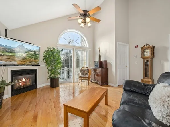 201 Village Ln #201, Bellingham, MA 02019