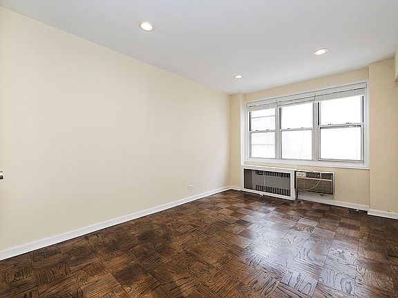 3rd image of 141 E 55th St APT 7D