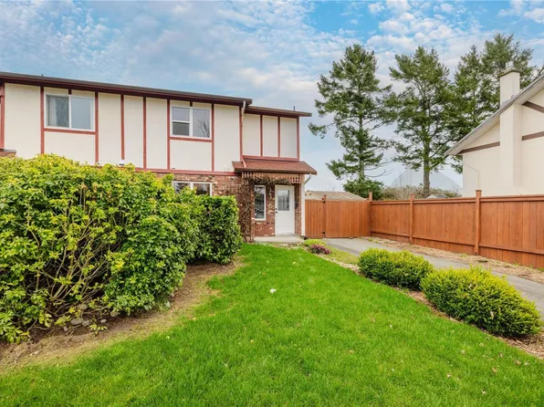 363 Pooley Pl, Esquimalt, BC V9A 6Y5