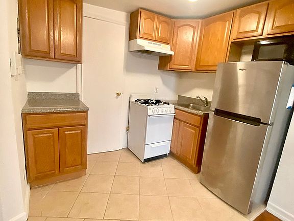 4th image of 200 Allen St APT 6R