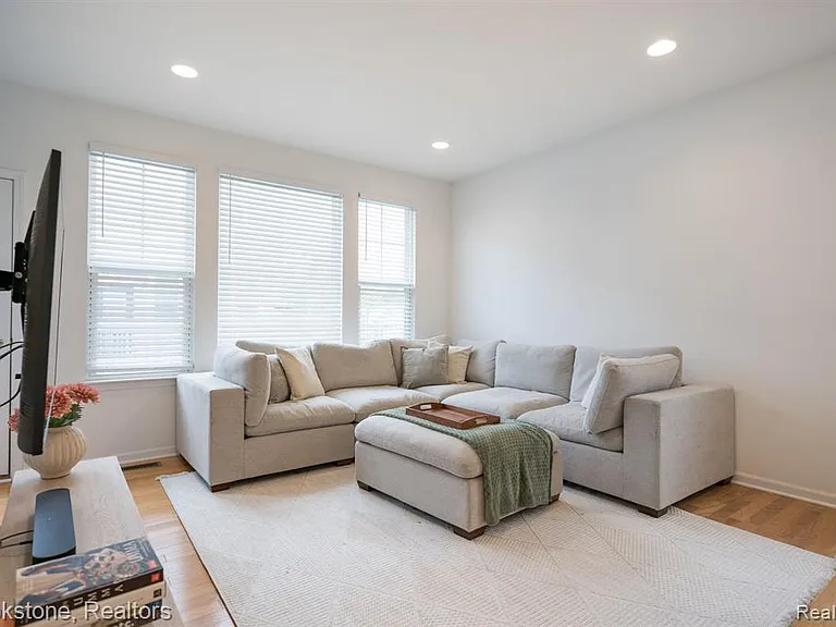 512 Midland Blvd — Photo 5