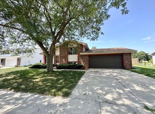 1655 Chatham Dr, Oshkosh, WI 54904