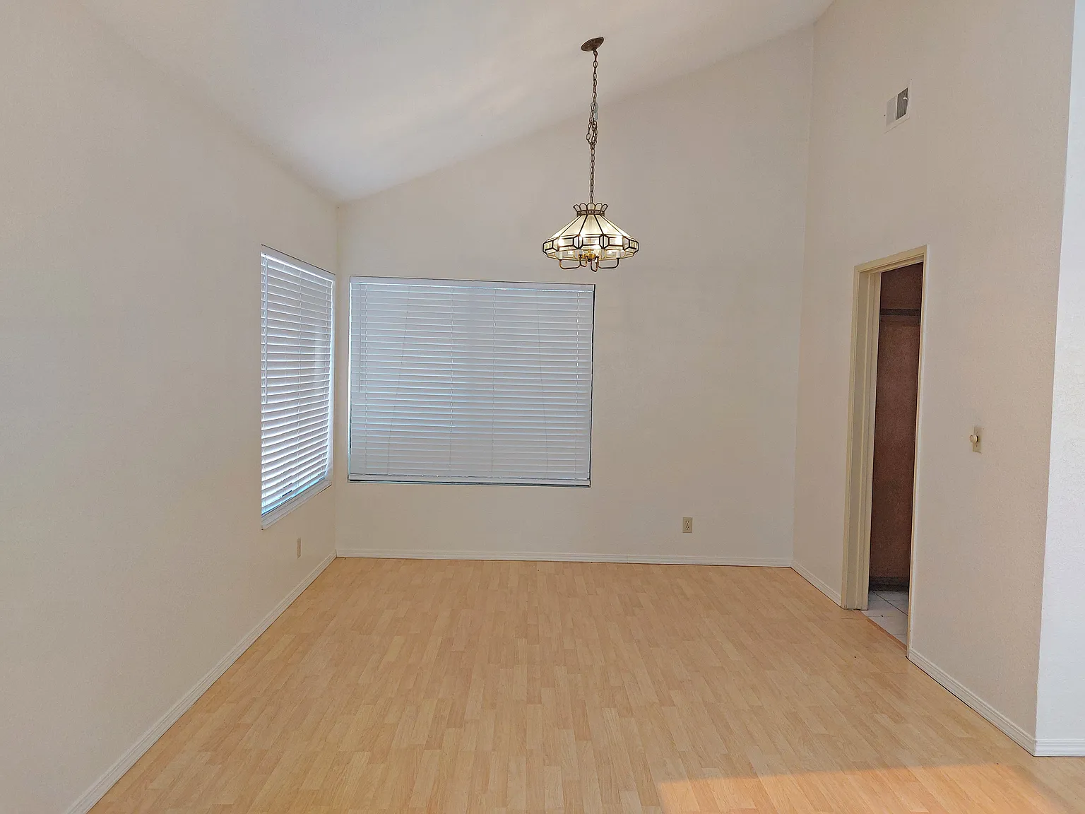 4 bed, 2.5 bath, 1989 sqft, $4,450 — Photo 3