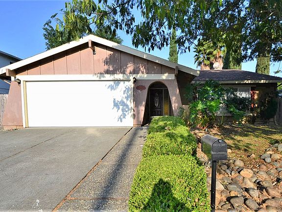 3rd image of 371 Arlington Cir