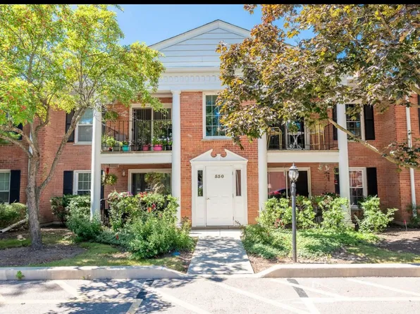 530 Shorely Dr APT 104, Barrington, IL 60010