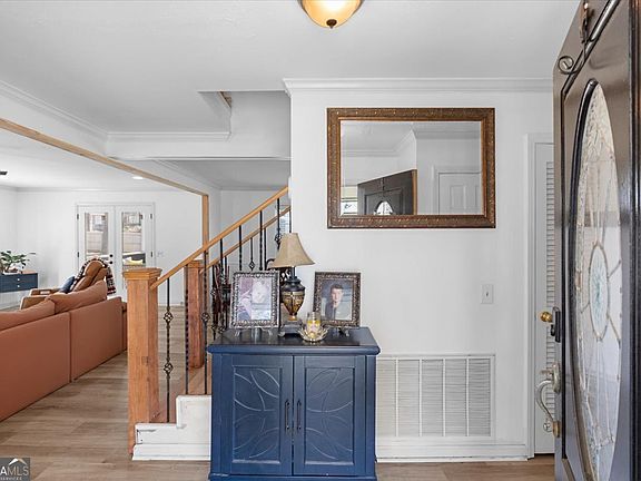 5th image of 108 E Creekview Dr SW